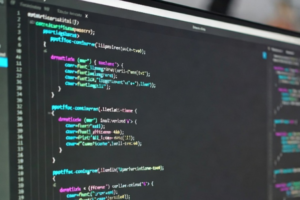 パソコン画面にコードが映ってる。