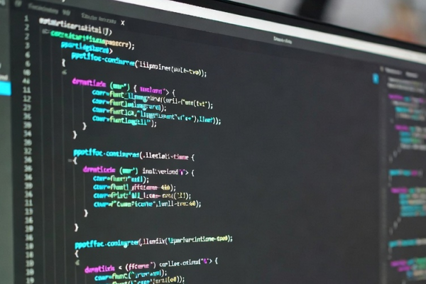 パソコン画面にコードが映ってる。