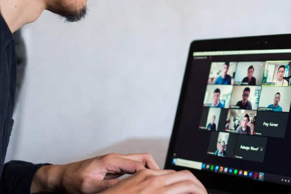 オンライン会議中のエンジニア