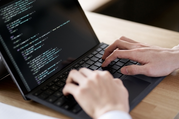 勉強するエンジニア