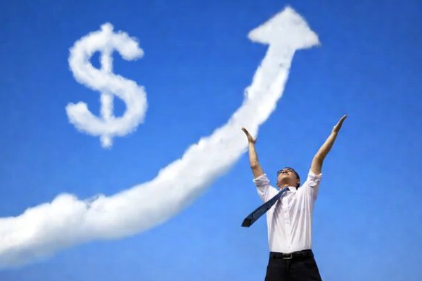 年収アップを喜ぶエンジニア